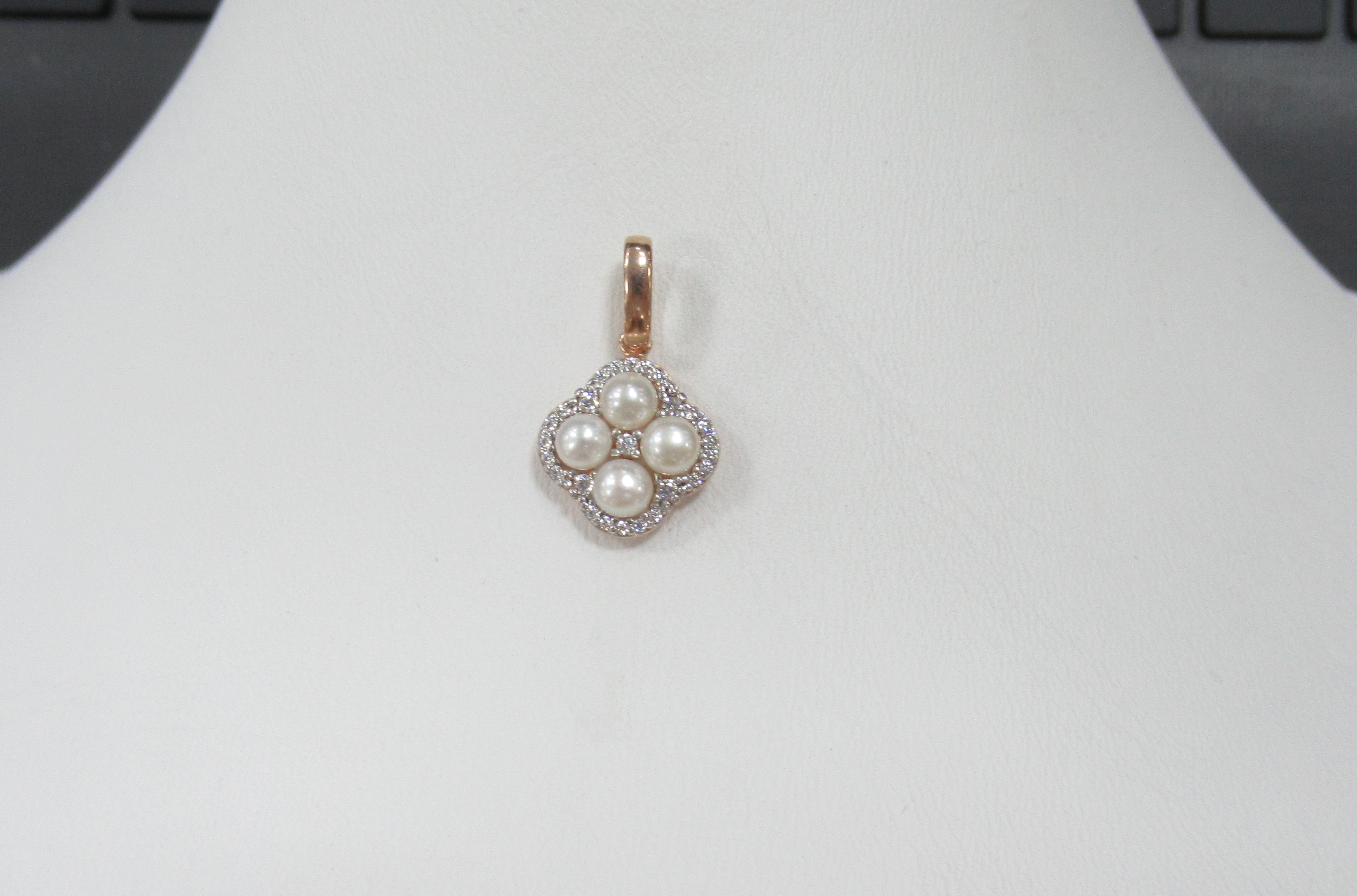 Серебряная подвеска с жемчугом "Клевер"